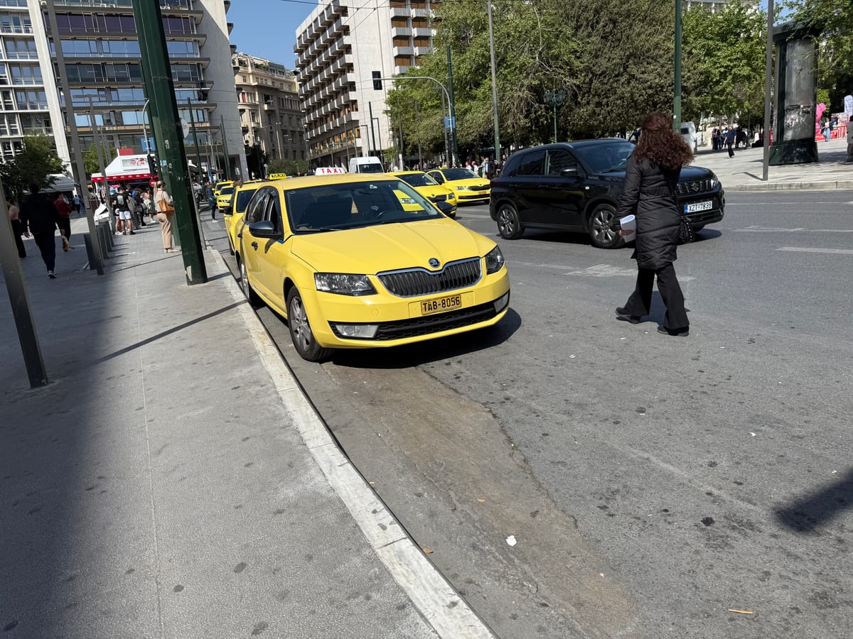 Η πιάτσα των ταξί στο Σύνταγμα: ένα διαχρονικό πρόβλημα που παραμένει άλυτο