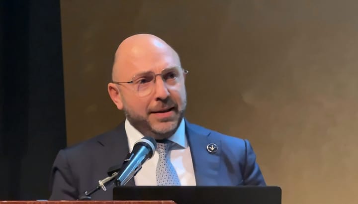 Ο δημόσιος υπάλληλος και η αόρατη πλειοψηφία