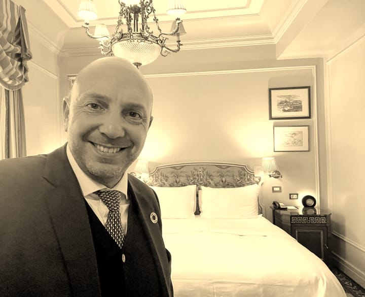 Η απατηλή λάμψη της πολυτέλειας στο κέντρο της Αθήνας